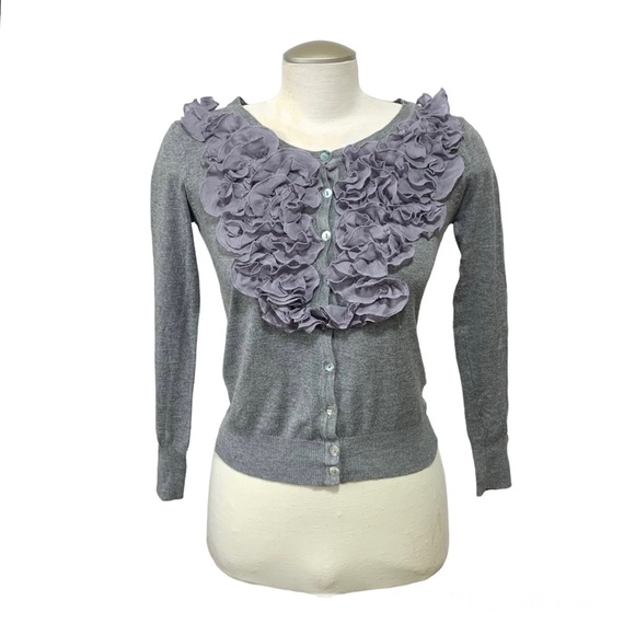 Zara Gray Ruffled Button Down Semi Cropped Lightweight Sweater Size Small - Picture 1 of 9